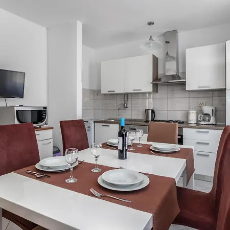3 Bedroom Front In Apartament *